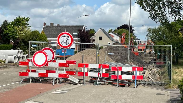 Op de Halsterseweg tussen Halsteren en Bergen op Zoom ligt straks nieuw asfalt (foto: Robert te Veele).