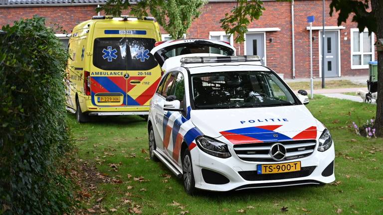 Na de melding van de steekpartij in Prinsenbeek werden de politie en een ambulance opgeroepen (foto: Perry Roovers/SQ Vision).