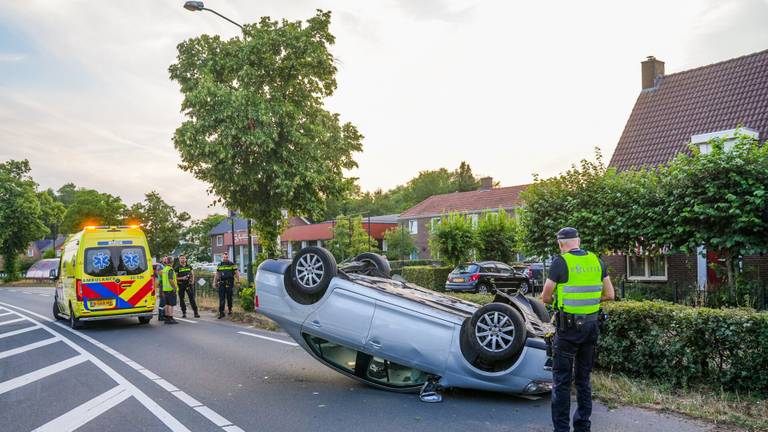 De auto op zijn kop nadat in Asten een lantaarnpaal was geraakt (foto: Dave Hendriks/SQ Vision).