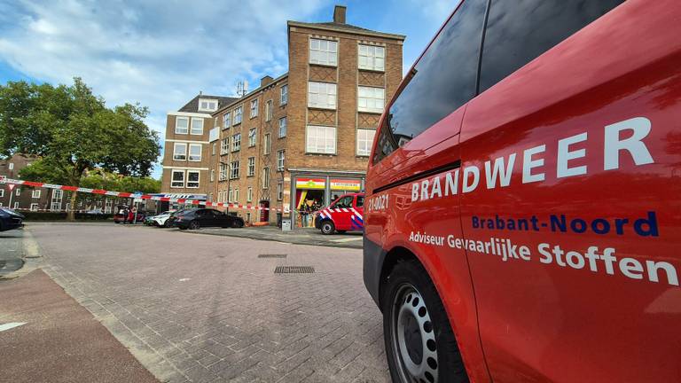 Een gebied rondom het appartementencomplex is afgezet (foto: Collin Beijk).