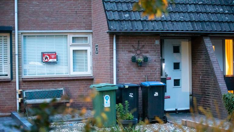 Het huis aan de Desmijndijk die op last van de burgemeester is gesloten (foto: Christian Traets/Persbureau Heitink)