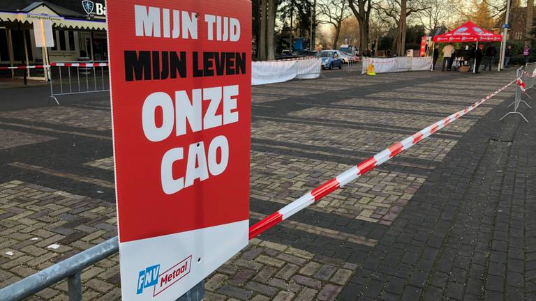 De coronaproof 'staakstraat' bij het Parktheater in Eindhoven (foto: Rogier van Son).