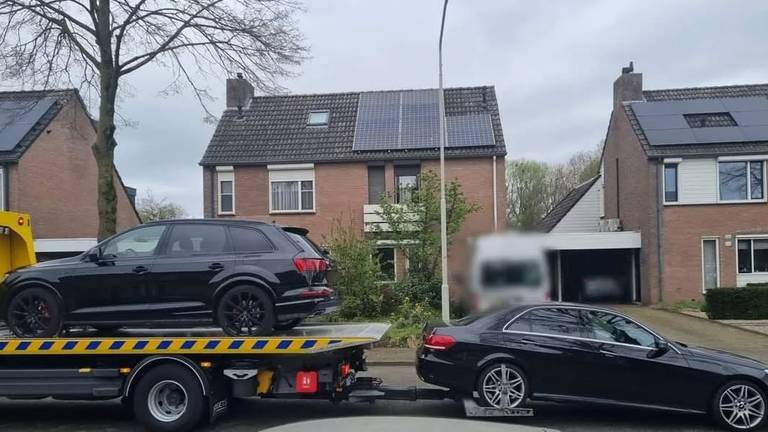 Bij de invallen werden onder meer deze twee auto's in beslag genomen (foto: wijkagent Deurne).