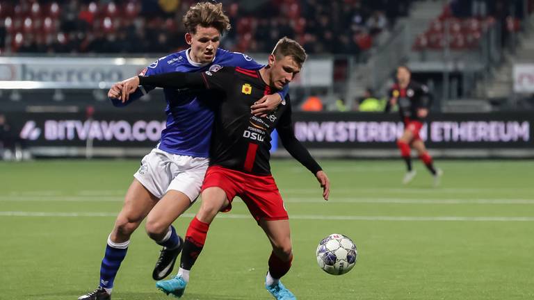 Teun van Grunsven (FC Den Bosch, li.) omarmt Reuven Niemeijer (Excelsior).  