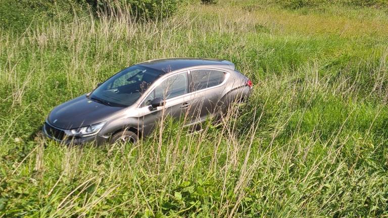 De auto moest worden weggesleept (foto: Politie Waalwijk/Facebook).