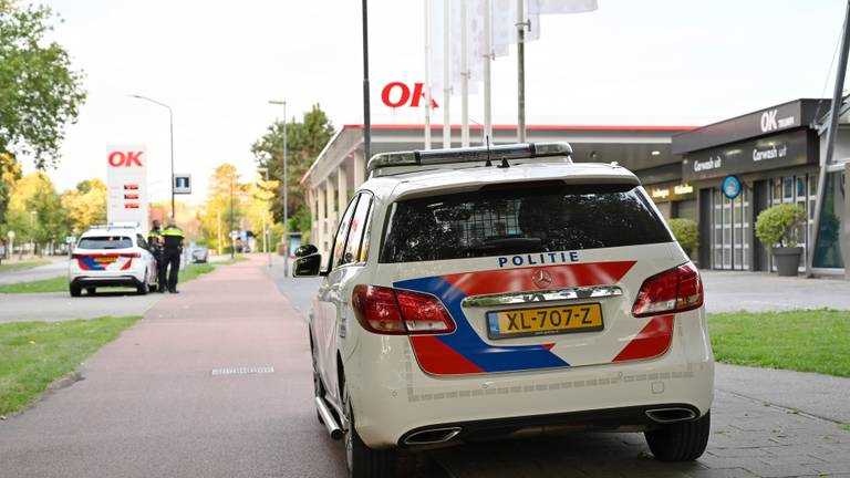 Gemaskerd duo bedreigt krantenbezorger (74) met mes en steelt zijn auto