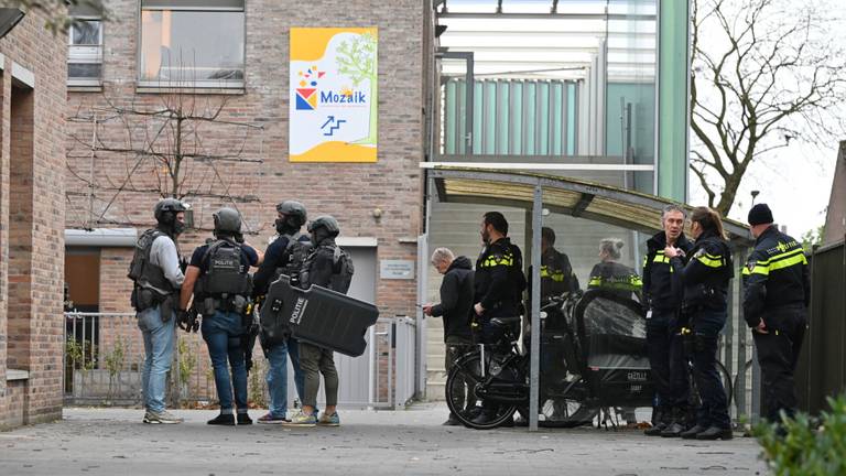 Zwaar bewapende agenten bij de school in Oisterwijk (foto: Toby de Kort).