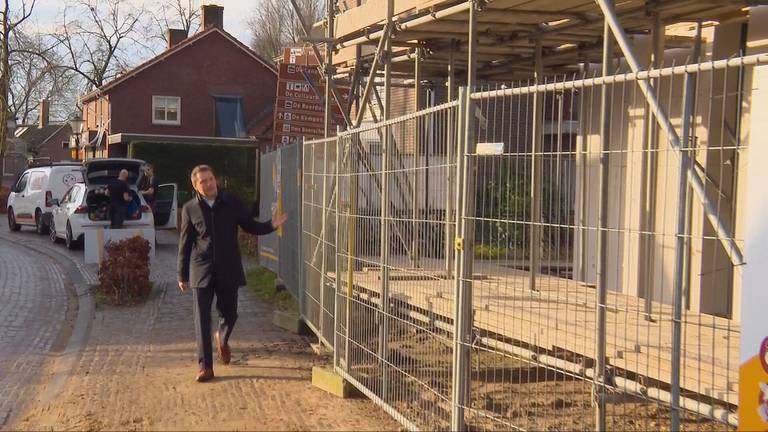 Wethouder Van de Ven bij de nieuwbouw (beeld: Omroep Brabant).