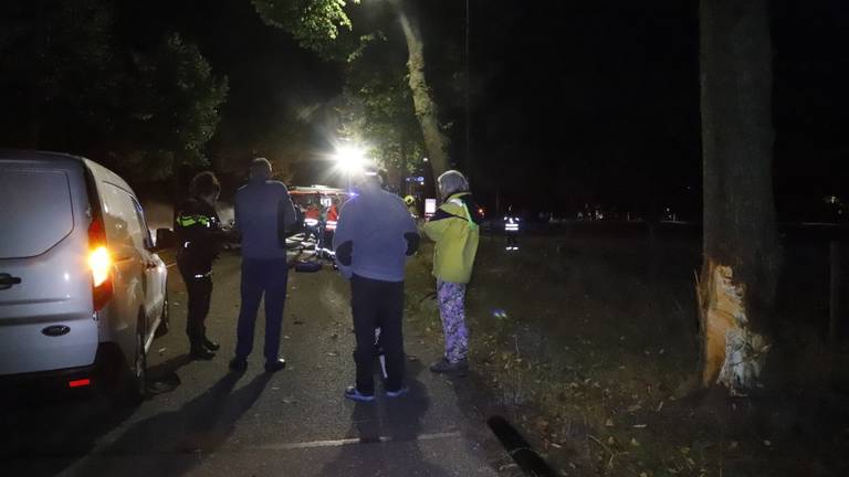 De bestuurder van de auto raakte een boom naast de Oostermeerweg in Linden (foto: SK-Media).