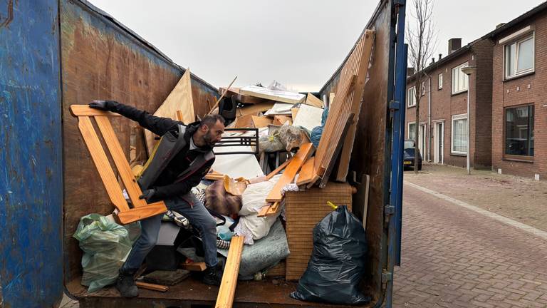 Ayhan helpt mee op containerdag in de Roofvogelbuurt (foto: Agnes van der Straaten).