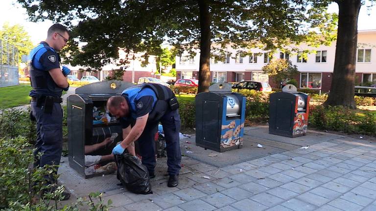 Bart en Hessel komen de smerigste dingen tegen op hun zoektocht naar de daders van zwerfafval. (foto: Tom van den Oetelaar)