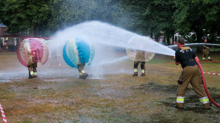 Een verfrissende oefening voor de Osse brandweer. Foto: SQ Vision/Gabor Heeres.