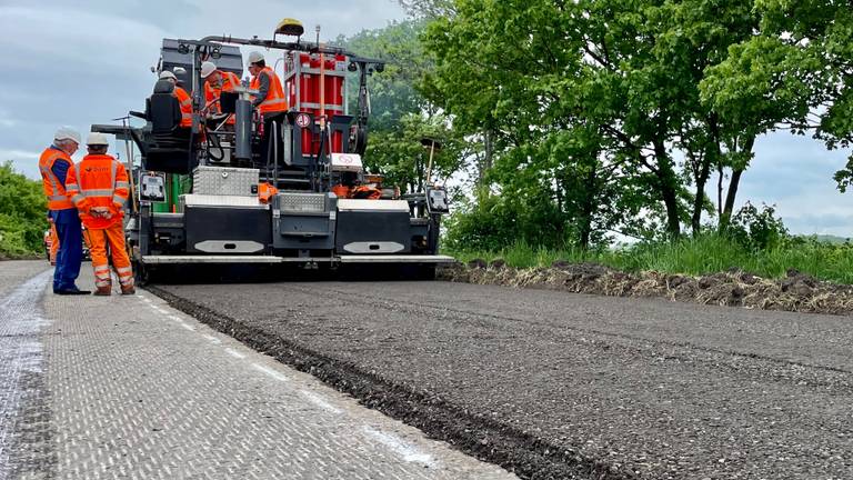 Oud asfalt wordt meteen hergebruikt in Heijningen (foto: Erik Peeters).