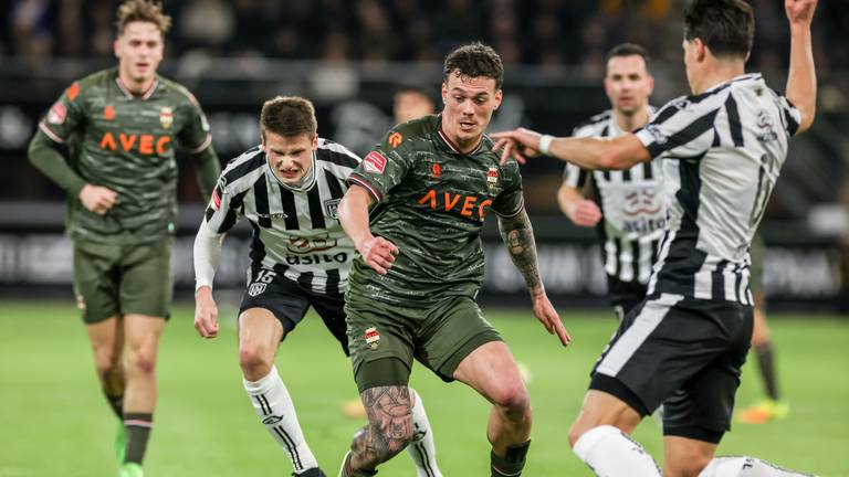 Jizz Hornkamp (midden) maakte het enige doelpunt voor Willem II tegen Heracles (foto: OrangePictures).