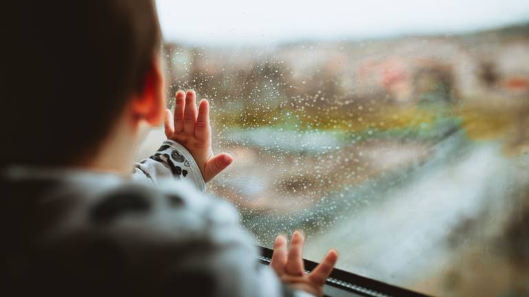 Baby breekt botten door mishandeling, moeder is opnieuw zwanger