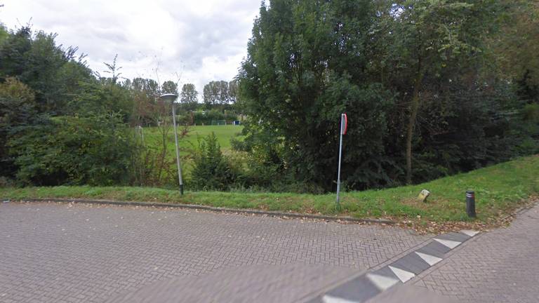 De man vluchtte via de voetbalvelden (foto: Google Maps).