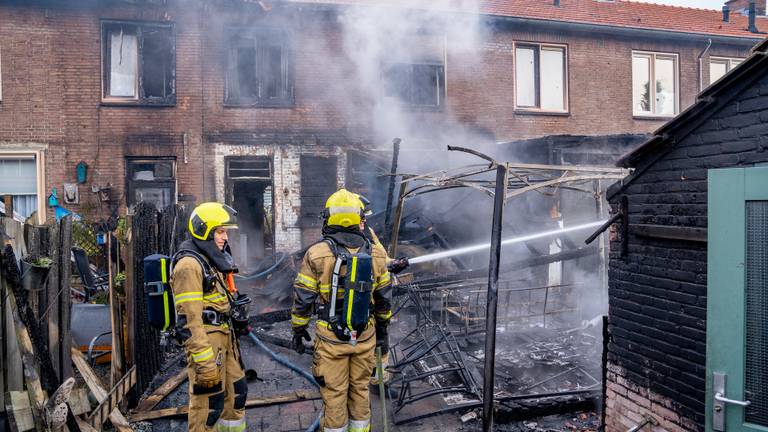 Vuur slaat razendsnel om zich heen bij verwoestende brand, vrouw gewond