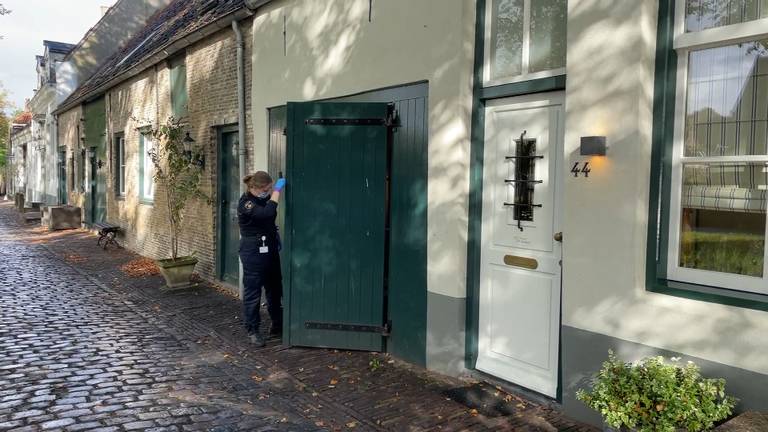 Hoogbejaarde vrouw (92) gewond na kranig verzet tegen vijf overvallers