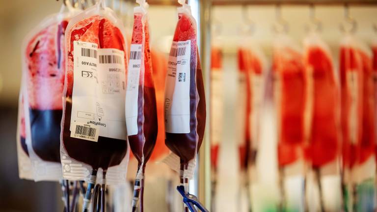 Ziekenhuizen bestellen extra bloed voor uitgestelde operaties.