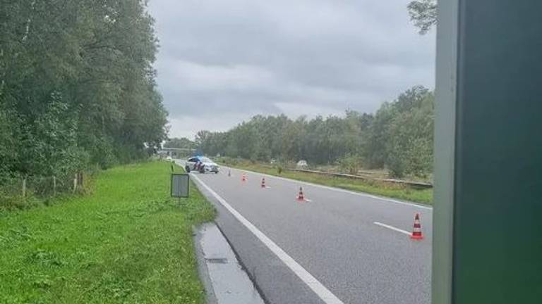 De auto viel stil op de weg bij Hilvarenbeek (foto: Instagram politie Groene Beemden).