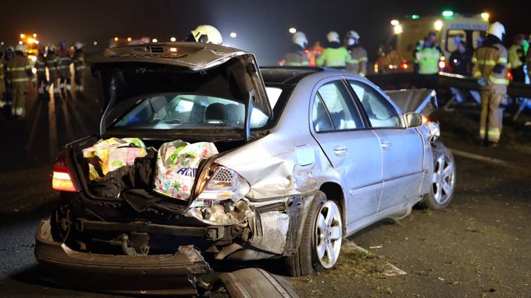 Man steekt rijbaan van A50 over na ongeluk en wordt aangereden