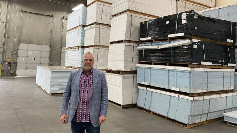 Peter Schouten in de fabriek waar de huizen gebouwd worden (foto: privéfoto Peter Schouten).