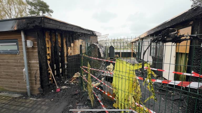 Brand bij chalet van Peter Gillis is aangestoken, veel schade Prinsenmeer