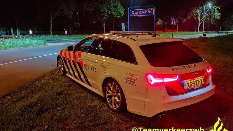 In Dordrecht werden de automobilisten aangehouden (foto: Twitter team verkeer Zeeland-West-Brabant).