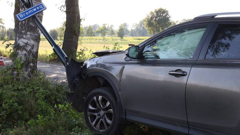 De auto die na de botsing nog tegen een lantaarnpaal terecht kwam (foto: Sander van Gils/SQ Vision).