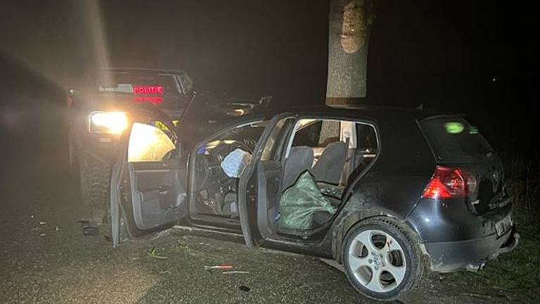 L'une des voitures est entrée en collision frontale avec celles des forces de l'ordre (photo : police).