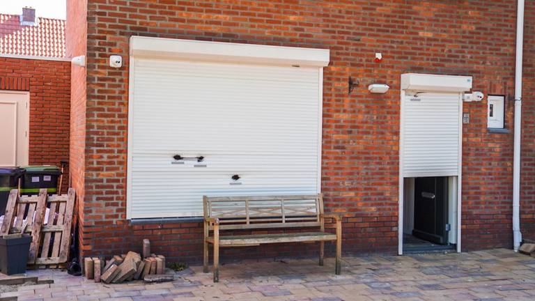 Het beschoten huis in Helmond (foto: SQ Vision).