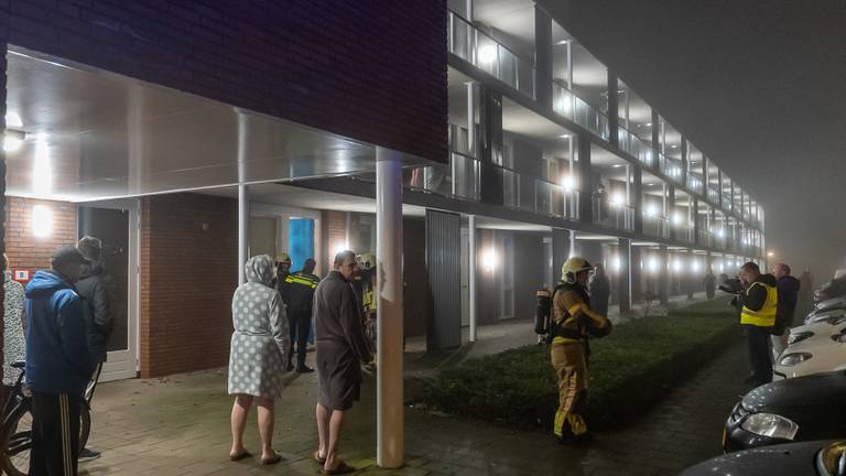 Veel bewoners schrokken wakker van de enorme knal en kwamen de schade aan het huis aan de Noordstraat in Waalwijk bekijken (foto: Iwan van Dun/SQ Vision).