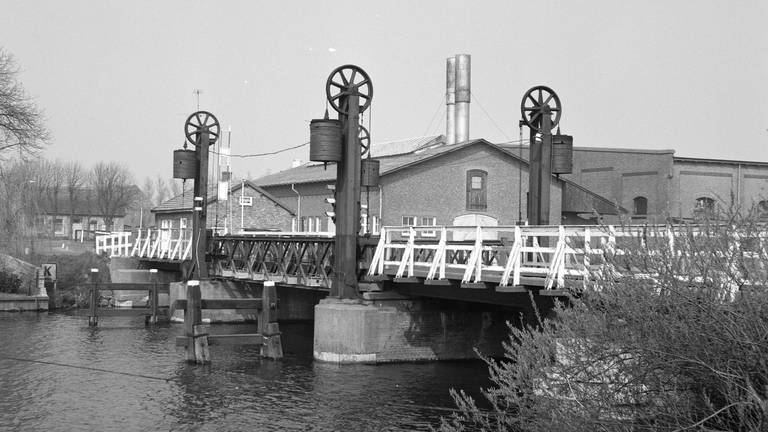 De oude brug voordat die werd geramd door een binnenvaartschip (Foto: collectie C.Th. Lohmann Stadsarchief Breda)