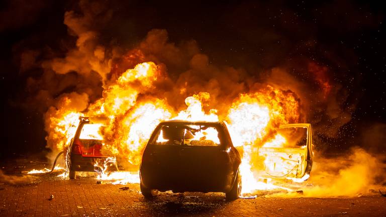 Op de beruchte kruising in Veen gingen zeker zes autowrakken donderdagavond en -nacht in vlammen op(foto: SQ Vision).