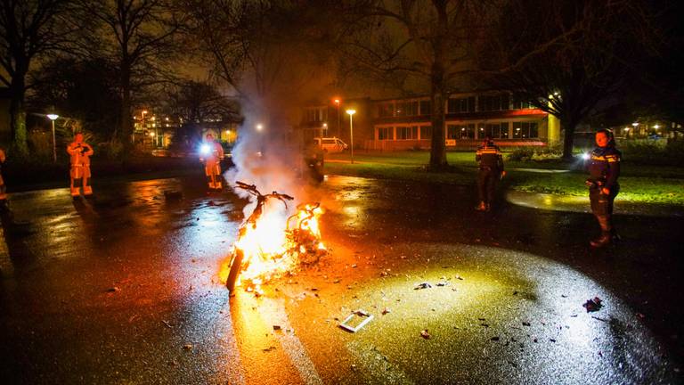 Van de deelscooter in Eindhoven bleef weinig over (foto: Dave Hendriks/SQ Vision).