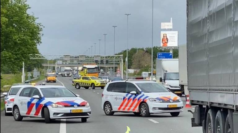 Voorbijgangers misdroegen zich na een ongeval (foto: verkeerspolitie Zeeland-West-Brabant/Twitter).