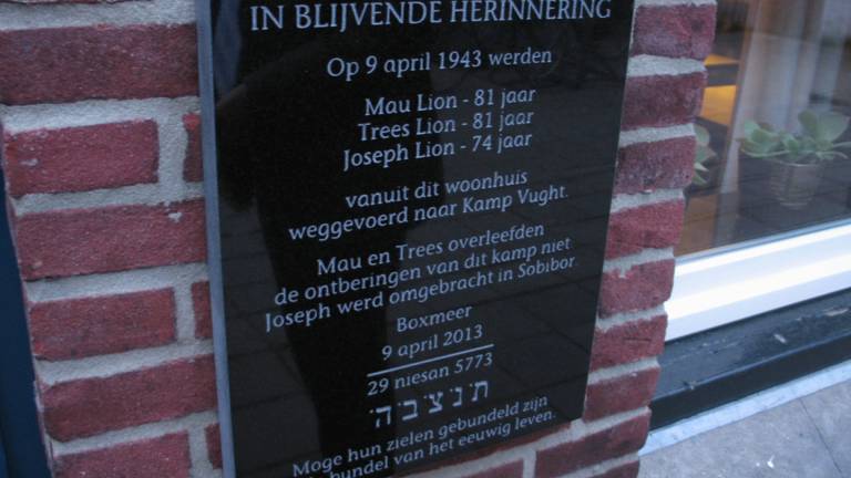 De gedenksteen die is aangebracht tegen het pand aan de Steenstraat waar joden woonden (foto: Vincent Ronnes).