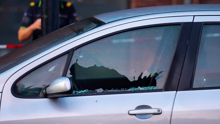 Ook een auto werd geraakt (foto: Gabor Heeres/SQ Vision).