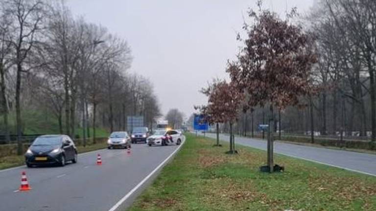 Vanwege de botsing in Helmond werd een rijstrook afgesloten (foto: Instagram politie Helmond).