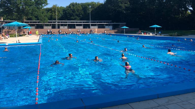 Het is al vroeg druk bij buitenbad Wolfslaar in Breda (foto: Imke van de Laar) 