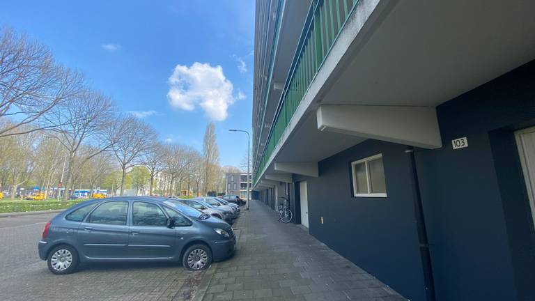 Hoda haar auto staat met een lekke band voor haar deur (foto: Omroep Tilburg/Edita Saakian).