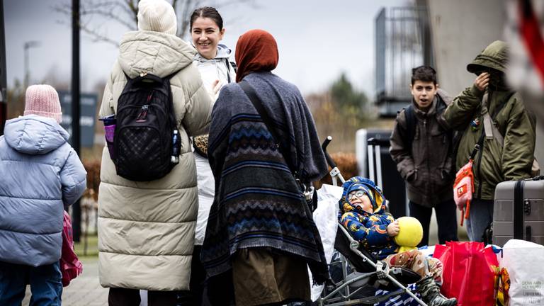 De eerste asielzoekers kwamen eind vorig jaar aan bij het hotel in Uden (foto: Rob Engelaar/ANP)