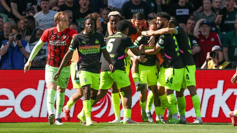 PSV viert feest na de late 2-3 tegen Feyenoord. (Foto: Hans van der Valk/Orange Pictures)