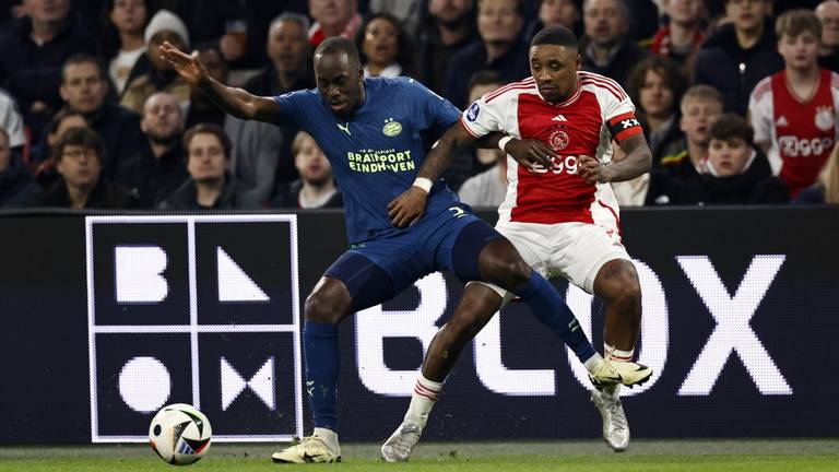 Jordan Teze in duel met Steven Bergwijn (foto: ANP/Maurice van Steen)