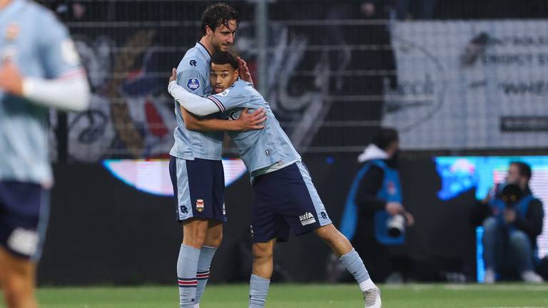 Kyan Vaesen en Emilio Kehrer na de belangrijke 2-2 van Willem II tegen Telstar. (Foto: Hans van der Valk/Orange Pictures)