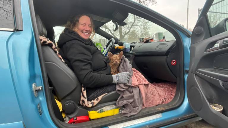 Tamara en Pebbles in haar auto (foto: Eva de Schipper).