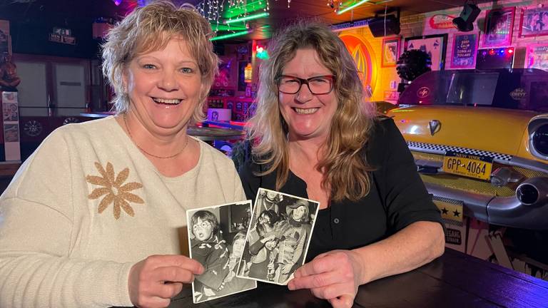 Jannie (links) en Elly met jeugdfoto's van hun beroemde oud-buurjongen (foto: Imke van de Laar). 
