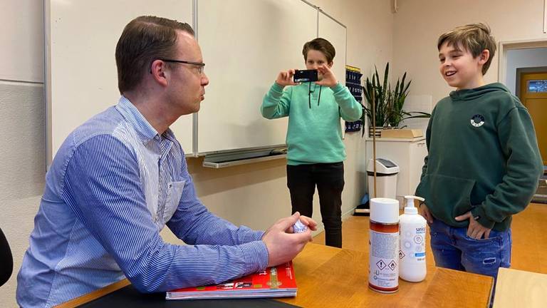 Jesse en Björn interviewen hun docent Engels (foto: Erik Peeters).