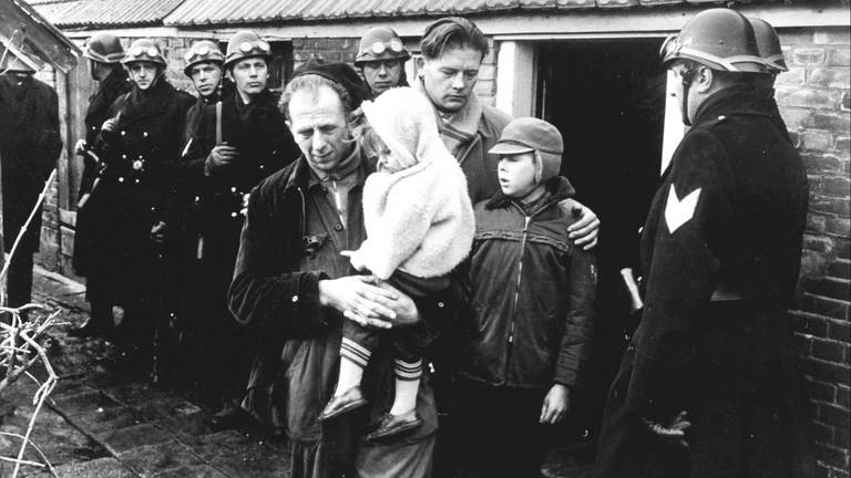 Onder gewapend geleide verlaat een 'vrije' boer met zijn kinderen de boerderij in Hollandscheveld op 6 maart 1963 (foto: ANP). 