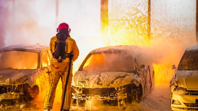 Auto's voor autoshowroom verwoest: 'Overgoten met brandstof en aangestoken'